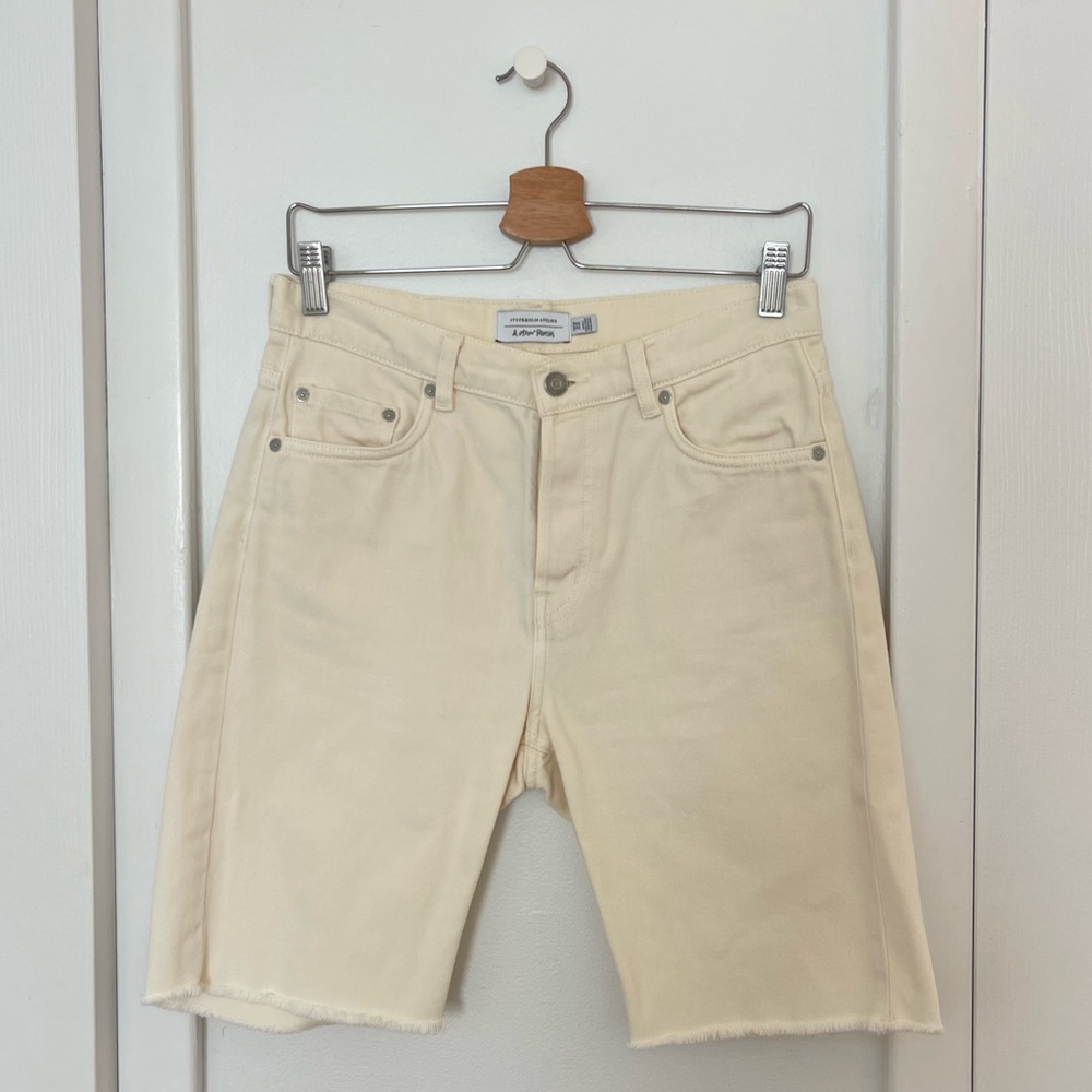& Other Stories White Creme Denim Shorts Size US 28